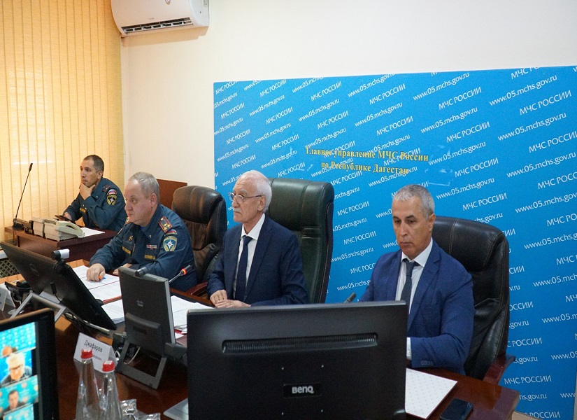 МЧС Дагестана провело свыше 1,5 тыс. профилактических визитов и консультирований по пожарной безопасности на объектах образования
